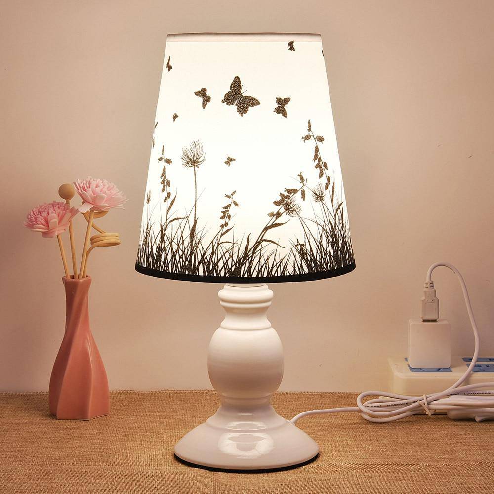 Lampe de chevet blanche avec abat-jour en tissu avec papillon et fleurs - vue 3 sur 8