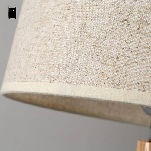 Lampadaire trépied en bois scandinave