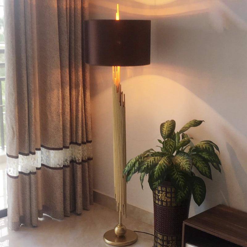 Lampadaire design doré avec abat-jour noir arrondi body - vue 5 sur 8