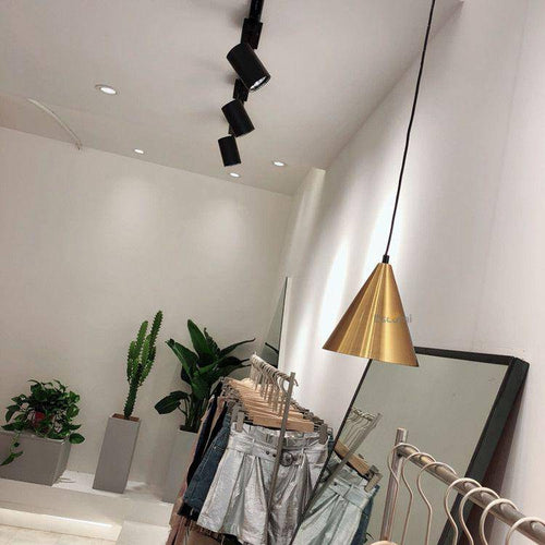 Suspension design doré en forme de cône Luxe