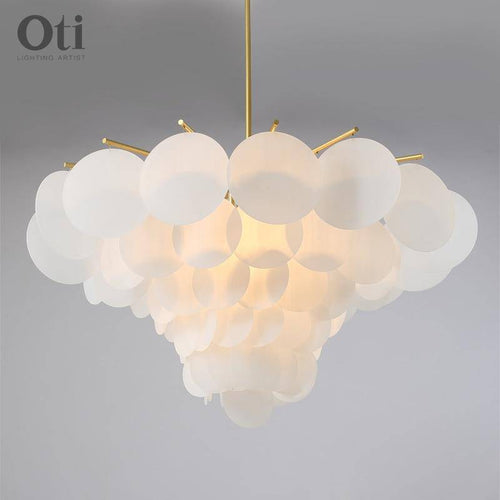 Lustre design avec branches dorées et boules en verre