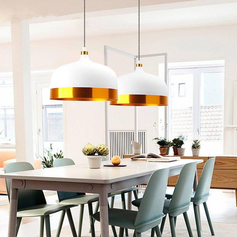 Suspension design LED avec abat-jour en métal arrondi au bords dorés Loft
