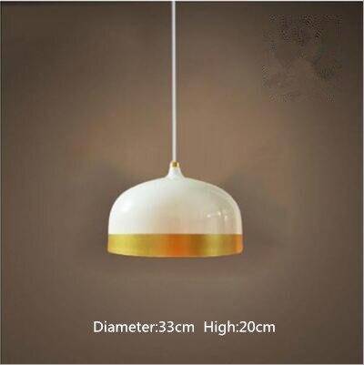 Suspension design LED avec abat-jour en métal arrondi au bords dorés Loft