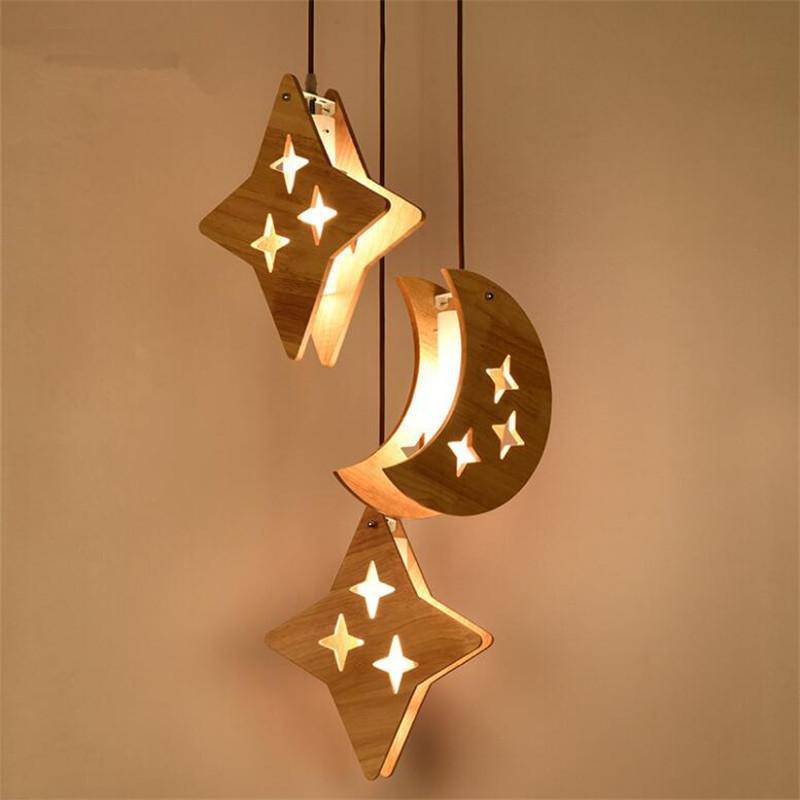 Suspension LED en forme d'étoiles et lunes en bois - vue 3 sur 7