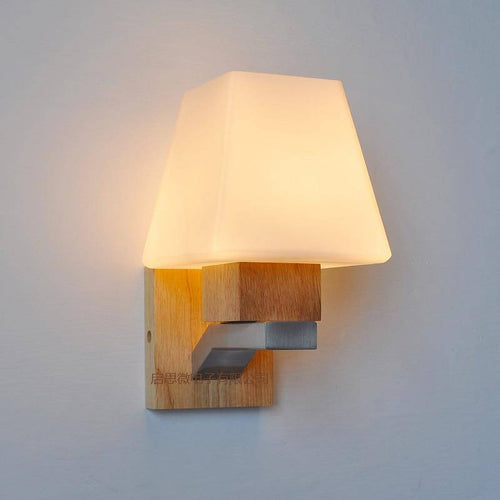Applique murale en bois et abat-jour pyramide en verre