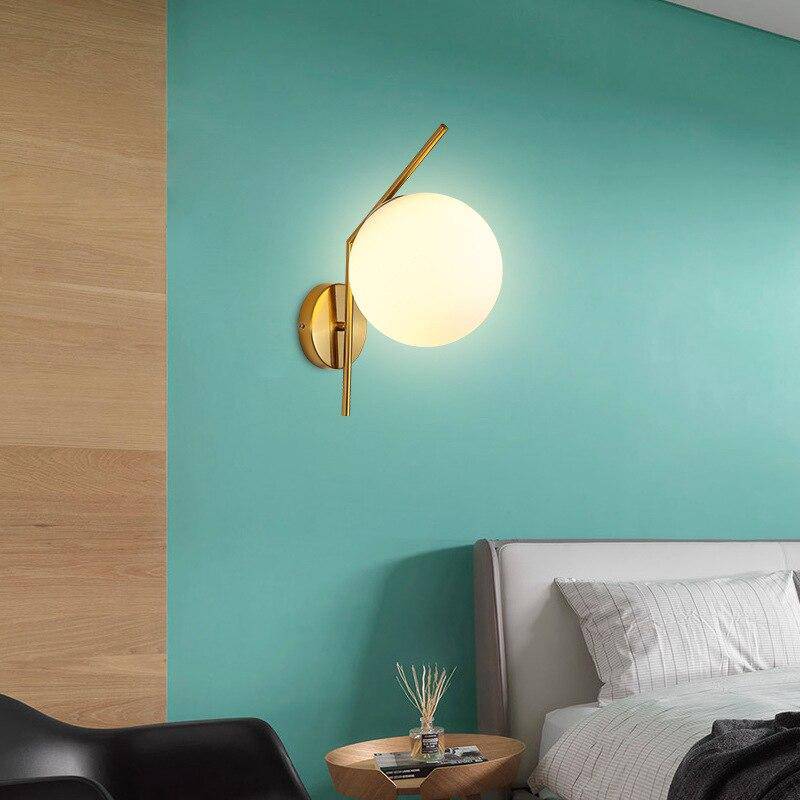 Applique murale design LED dorée avec boule en verre Nordic - vue 3 sur 5