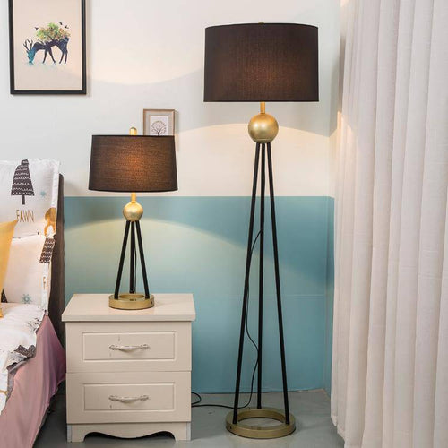 Lampe de chevet LED design trois pieds reliés avec boule doré et abat-jour tissu