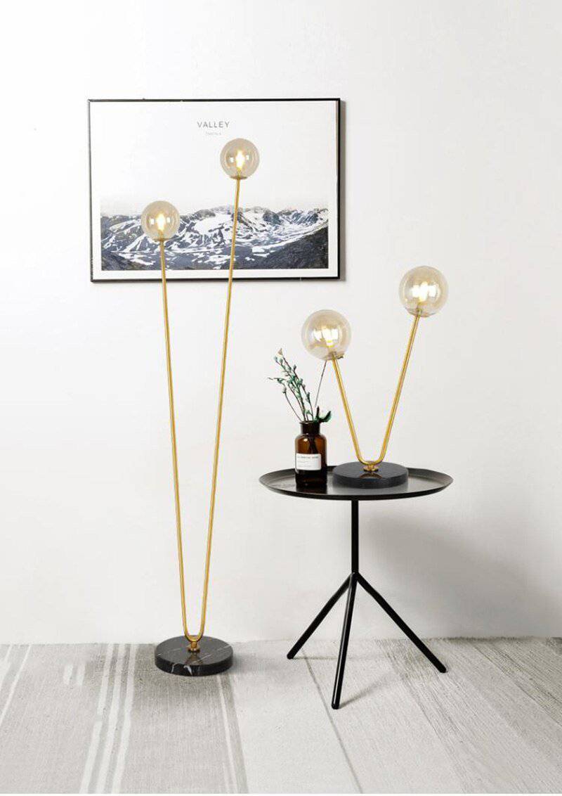 Lampe de chevet design avec deux branches doré et boules en verre - vue 8 sur 8