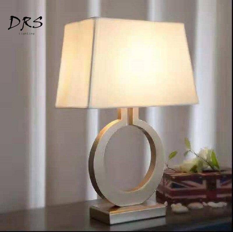 Lampe à poser design LED en métal doré avec abat-jour triangulaire Lampara - vue 3 sur 4